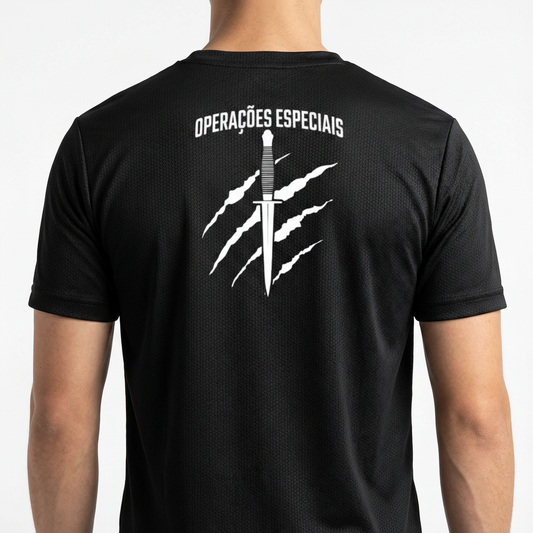 Camiseta com estampa frontal de logotipo COTE e nome ao lado esquerdo do peito e estampa traseira de faca sobre arranhões com texto "OPERAÇÕES ESPECIAIS".