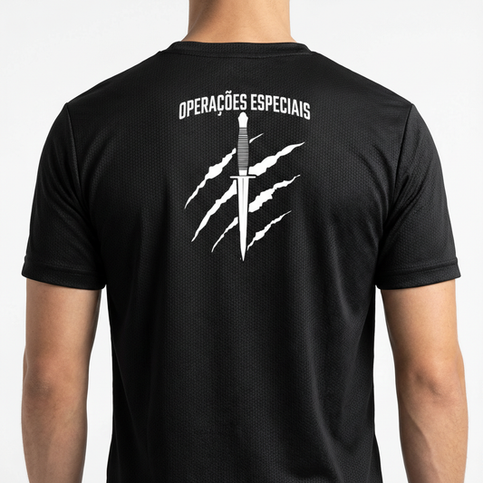 Camiseta com estampa frontal de um emblema oval contendo um animal com asas e a palavra "COTE", e estampa traseira de faca, arranhões e "Operações Especiais".