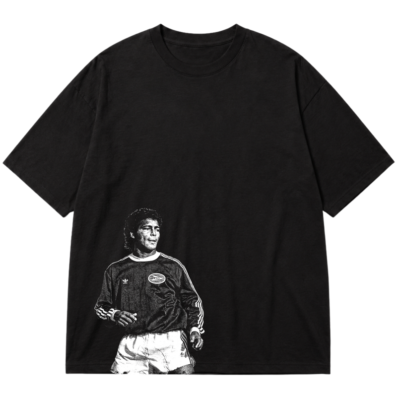 "Ícone dos gramados, eternizado no streetwear." Oversized Premium 96% algodão 4% Elastano
