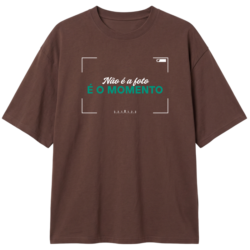 "Não é a foto, é o momento - Oversized Preta/Chocolate" Camiseta Oversized Classic
