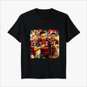 Camiseta com estampa frontal de três jogadores de futebol em ação, com expressões intensas, vestindo uniformes listrados com detalhes de patrocinadores.