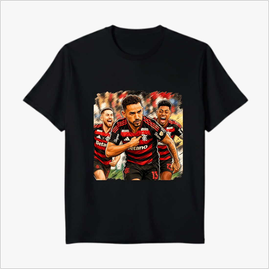 Camiseta com estampa frontal de três jogadores de futebol em ação, com expressões intensas, vestindo uniformes listrados com detalhes de patrocinadores.
