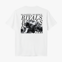 Camiseta com estampa frontal da palavra "RIVALS" e estampa traseira de carros de corrida ao fundo com texto "NO SAFETY. NO MERCY." e "RIVALS" sobreposto.