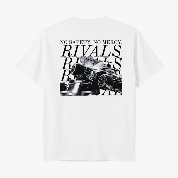 Camiseta com estampa frontal da palavra "RIVALS" e estampa traseira de carros de corrida ao fundo com texto "NO SAFETY. NO MERCY." e "RIVALS" sobreposto.