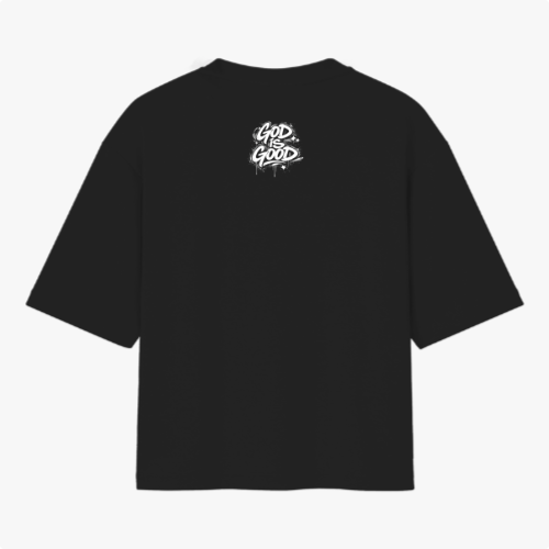 Camiseta com estampa frontal de texto 'Still Be Blessed' acompanhado de um halo, e estampa traseira de texto estilizado 'God is Good'.