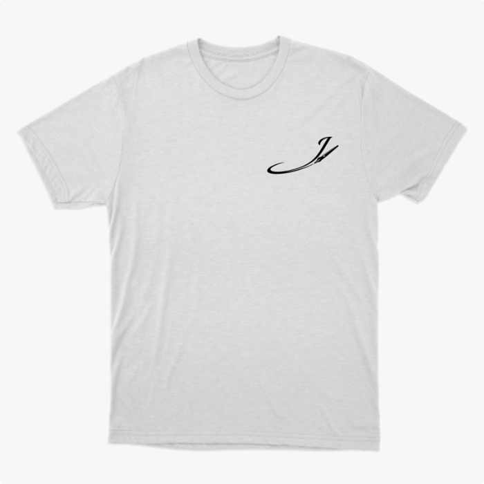 Camiseta com estampa frontal de assinatura estilizada em caligrafia cursiva e estampa traseira de diversos personagens em estilo cartunesco rodeados por elementos coloridos.