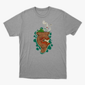 Camiseta com estampa frontal de um chimarrão estilizado com erva-mate, cuia e fumaça, rodeado por um fundo de formas orgânicas em contraste.