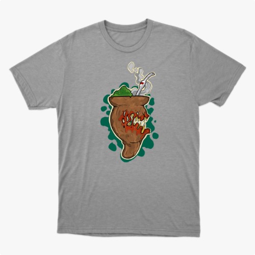 Camiseta com estampa frontal de um chimarrão estilizado com erva-mate, cuia e fumaça, rodeado por um fundo de formas orgânicas em contraste.