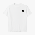 Camiseta com estampa frontal de número 44 no peito e estampa traseira de carro de corrida, piloto com bandeira e texto inspirador no topo.