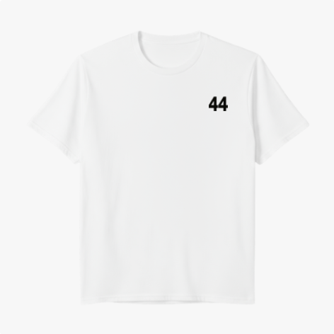 Camiseta com estampa frontal de número 44 no peito e estampa traseira de carro de corrida, piloto com bandeira e texto inspirador no topo.