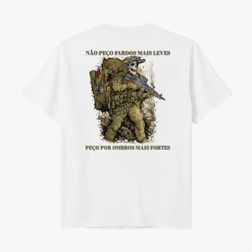 Camiseta com estampa frontal de um capacete romano ao lado da palavra "LEGIO" e estampa traseira de soldado armado com caveira, cercado por texto.