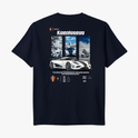 Camiseta com estampa traseira de carro esportivo em três ângulos, marca "Koenigsegg", texto informativo e logotipos na parte inferior.