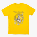 Camiseta com estampa frontal de personagem em estilo mangá, com chapéu de bruxa e elementos místicos circulares, acompanhados de texto estilizado.