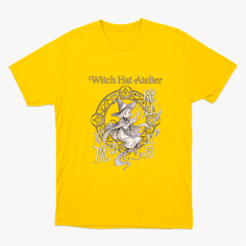 Camiseta com estampa frontal de personagem em estilo mangá, com chapéu de bruxa e elementos místicos circulares, acompanhados de texto estilizado.