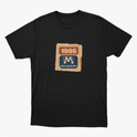 Camiseta com estampa frontal de um selo retangular retrô com o ano "1986" no topo e a inscrição "Rede Manchete" abaixo, separado por um símbolo estilizado.