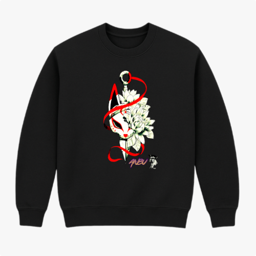 Moletom com estampa frontal de espada atravessando máscara kitsune, adornada com flores detalhadas, fio vermelho sinuoso e assinatura estilizada.