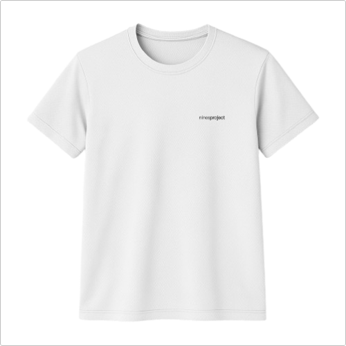 Camiseta com estampa frontal de pequeno texto no lado esquerdo do peito, contendo a palavra "ninaproject" em fonte simples e discreta.