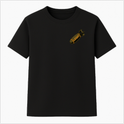 Camiseta com estampa frontal de uma bomba com a inscrição "Lego" e estampa traseira de mulher sentada sobre uma bomba com a frase "War Never Changes".
