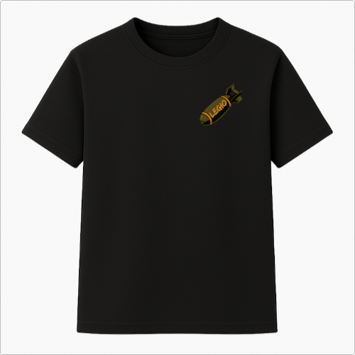 Camiseta com estampa frontal de uma bomba com a inscrição "Lego" e estampa traseira de mulher sentada sobre uma bomba com a frase "War Never Changes".