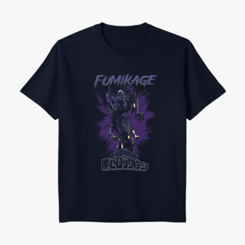 Camiseta com estampa frontal de personagem sombrio em posição dinâmica, rodeado por sombras e palavras em estilo de quadrinhos e japonês.