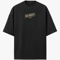 Camiseta com estampa frontal de logotipo retangular "NO MERCY CLUB" e estampa traseira de cobra enrugada com texto "STRIKE HARD NO MERCY" e caracteres orientais.