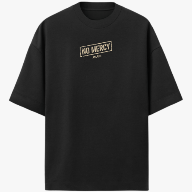 Camiseta com estampa frontal de logotipo retangular "NO MERCY CLUB" e estampa traseira de cobra enrugada com texto "STRIKE HARD NO MERCY" e caracteres orientais.