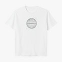 Camiseta com estampa frontal de uma esfera detalhada, semelhante a uma estação espacial, cercada por pequenas estrelas dispersas ao redor.