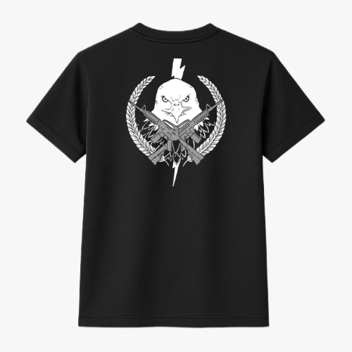 Camiseta com estampa frontal de águia estilizada em um emblema circular com raios e folhas e estampa traseira expandida com detalhes gráficos adicionais.