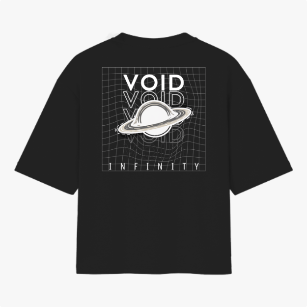 Camiseta com estampa frontal de um planeta com os dizeres "Void Infinity" e estampa traseira do mesmo planeta sobre fundo de linhas com repetição do texto.