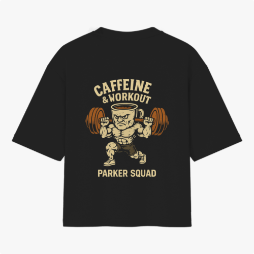 Camiseta com estampa frontal de logotipo estilizado "TK" e estampa traseira de figura muscular levantando peso com cabeça de xícara, acompanhado de textos.