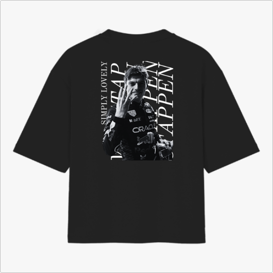 Camiseta com estampa frontal de um logotipo e nome em tamanho pequeno e estampa traseira de um piloto em ação com texto estilizado ao fundo.