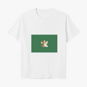 Camiseta com estampa frontal de anjo com asas brancas, repousando a cabeça sobre as mãos, destacando-se sobre um fundo retangular sólido.