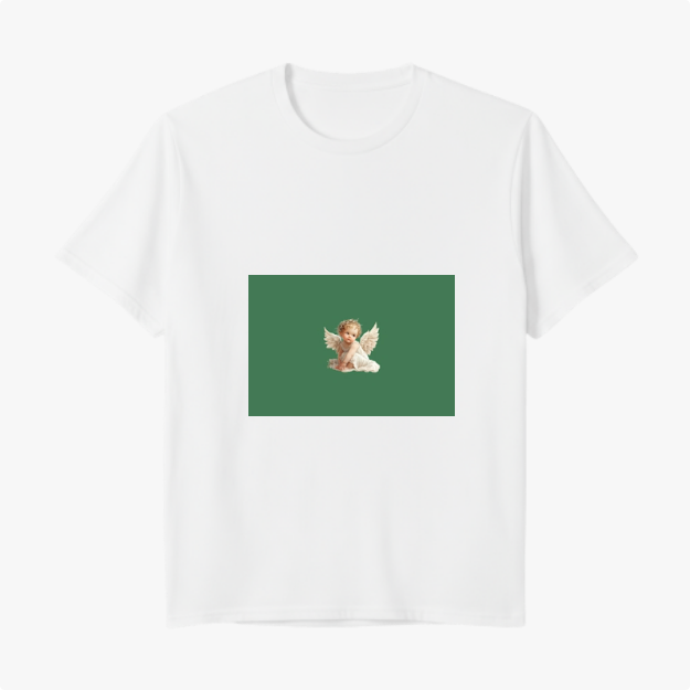 Camiseta com estampa frontal de anjo com asas brancas, repousando a cabeça sobre as mãos, destacando-se sobre um fundo retangular sólido.