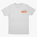 Camiseta com estampa frontal de letras estilizadas com efeito de estrela e estampa traseira de rosto detalhado em estilo ilustração com adornos.