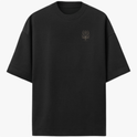 Camiseta com estampa frontal de emblema circular detalhado e estampa traseira de criatura mitológica com tentáculos envolventes e símbolo místico acima.