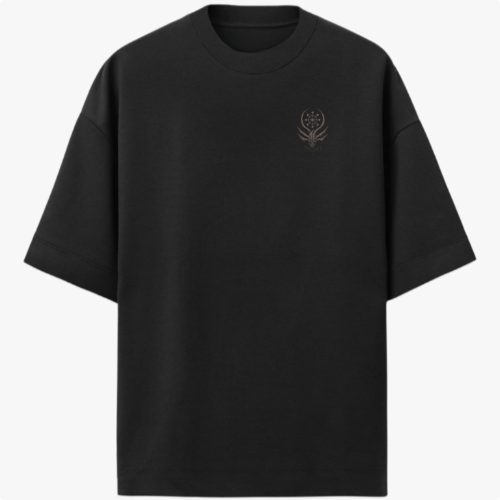 Camiseta com estampa frontal de emblema circular detalhado e estampa traseira de criatura mitológica com tentáculos envolventes e símbolo místico acima.
