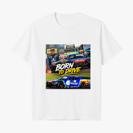Camiseta com estampa frontal de montagens automotivas, incluindo um carro de corrida, um piloto ao lado e as palavras "Born to Drive" em destaque.