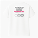 Camiseta com estampa frontal de texto pequeno "NINES RUNNING DEPT" e símbolo de corrente, e estampa traseira de texto "OUT-OF-OFFICE" com temas de corrida.
