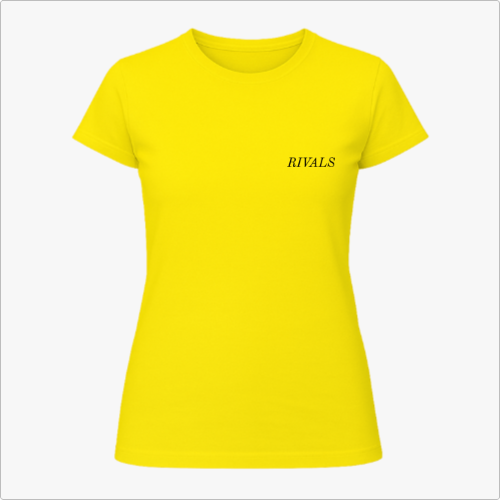 Camiseta com estampa frontal de texto minimalista "RIVALS" no lado esquerdo do peito e estampa traseira de carros de corrida com sobreposição de textos.