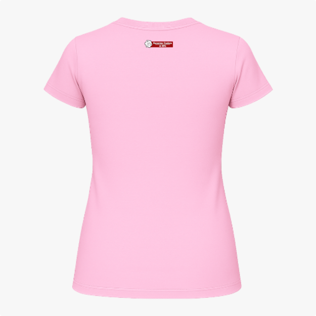 Camiseta com estampa frontal de gato com chapéu de mago, lendo um livro cercado por cristais e névoa; estampa traseira com pequeno logotipo textual.