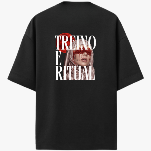 Camiseta com estampa frontal de texto pequeno "SIREN AURA" e estampa traseira de rosto feminino com lágrimas de sangue e texto "TREINO É RITUAL".