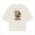 Camiseta com estampa frontal de papagaio estilizado e estampa traseira de personagem idoso de anime sentado em prancha com bastão e cabelo longo.