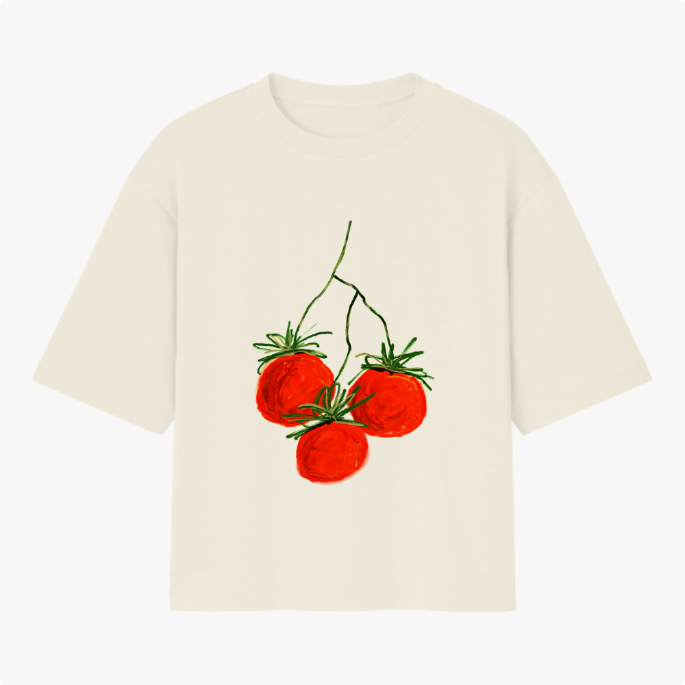 Camiseta com estampa frontal de três tomates brilhantes com hastes verdes, dispostos em um padrão artístico que realça detalhes visuais e cores vibrantes.