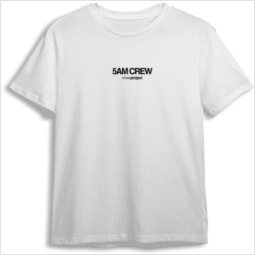 Camiseta com estampa frontal de "5AM CREW" acompanhada pela inscrição menor "minorproject" e estampa traseira minimalista de um logotipo estilizado.