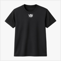 Camiseta com estampa frontal de letras estilizadas dispostas de forma simétrica, criando um efeito que destaca a arte gráfica intricada.