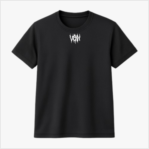 Camiseta com estampa frontal de letras estilizadas dispostas de forma simétrica, criando um efeito que destaca a arte gráfica intricada.