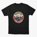 Camiseta com estampa frontal de um emblema circular apresentando um ferry estilizado, com inscrições que indicam "Baldur's Gate Ferry Service" e datas.