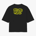 Camiseta com estampa frontal de lettering "Deus é bom" em estilo caligráfico detalhado e estampa traseira idêntica, porém em tamanho ampliado.