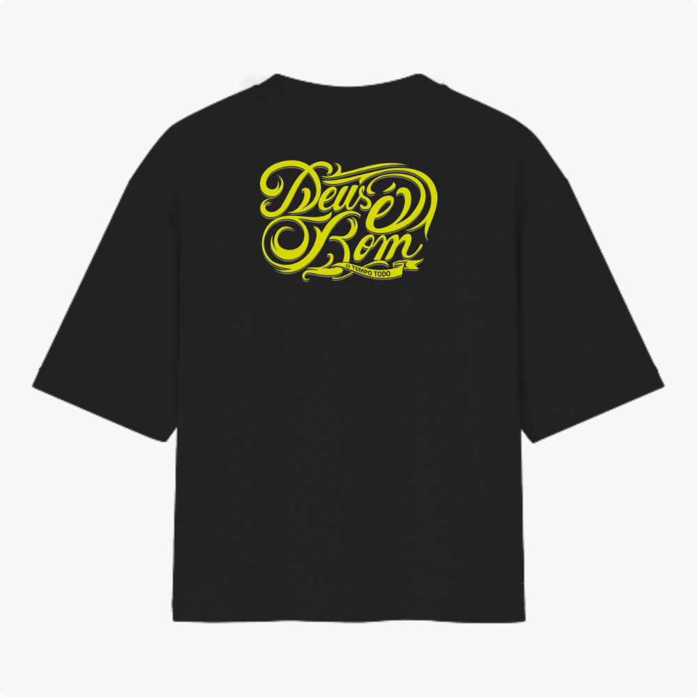 Camiseta com estampa frontal de lettering "Deus é bom" em estilo caligráfico detalhado e estampa traseira idêntica, porém em tamanho ampliado.