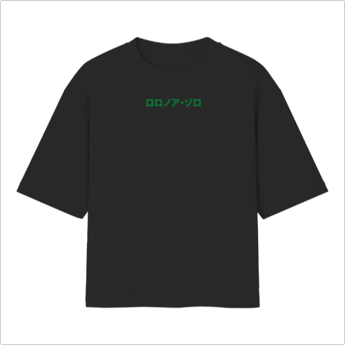 Camiseta com estampa frontal de caracteres estilizados e estampa traseira de figura guerreira empunhando espadas, rodeada por um redemoinho vibrante.